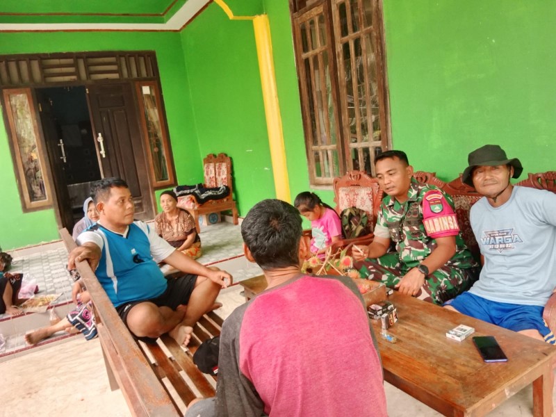 Babinsa Koramil 09/Kemuning Perkuat Solidaritas Warga Binaan Melalui Komsos