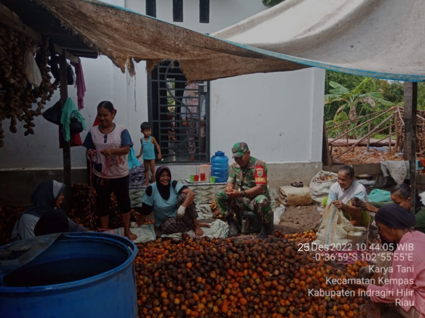 Penuh Keakraban, Babinsa 03/Tpl Komsos Dengan Kelompok Tani Pinang