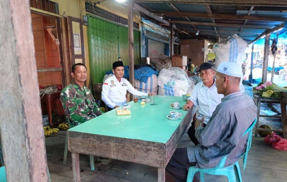 Babinsa 05/Gas Ciptakan Keakraban dengan Warga Binaan Melalui Komsos di Belantaraya