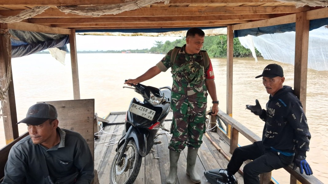 Babinsa Pelda Damrianto Gunakan Pompong, Lakukan Komsos Bersama Warga di Perjalanan