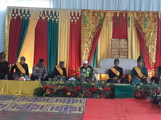 Pengukuhan Majeslis MKA dan DPH LAMR Kecamatan Kemuning Didampingi Oleh Babinsa Kelurahan Selensen