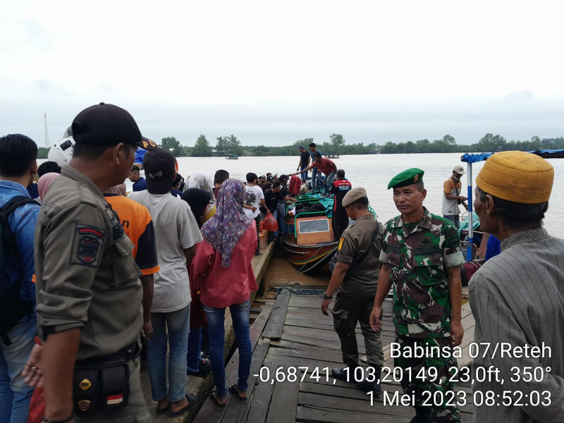 Tegakkan Pos Ketupat Lancang Kuning di Pelabuhan Oleh Babinsa Koramil 07/Reteh