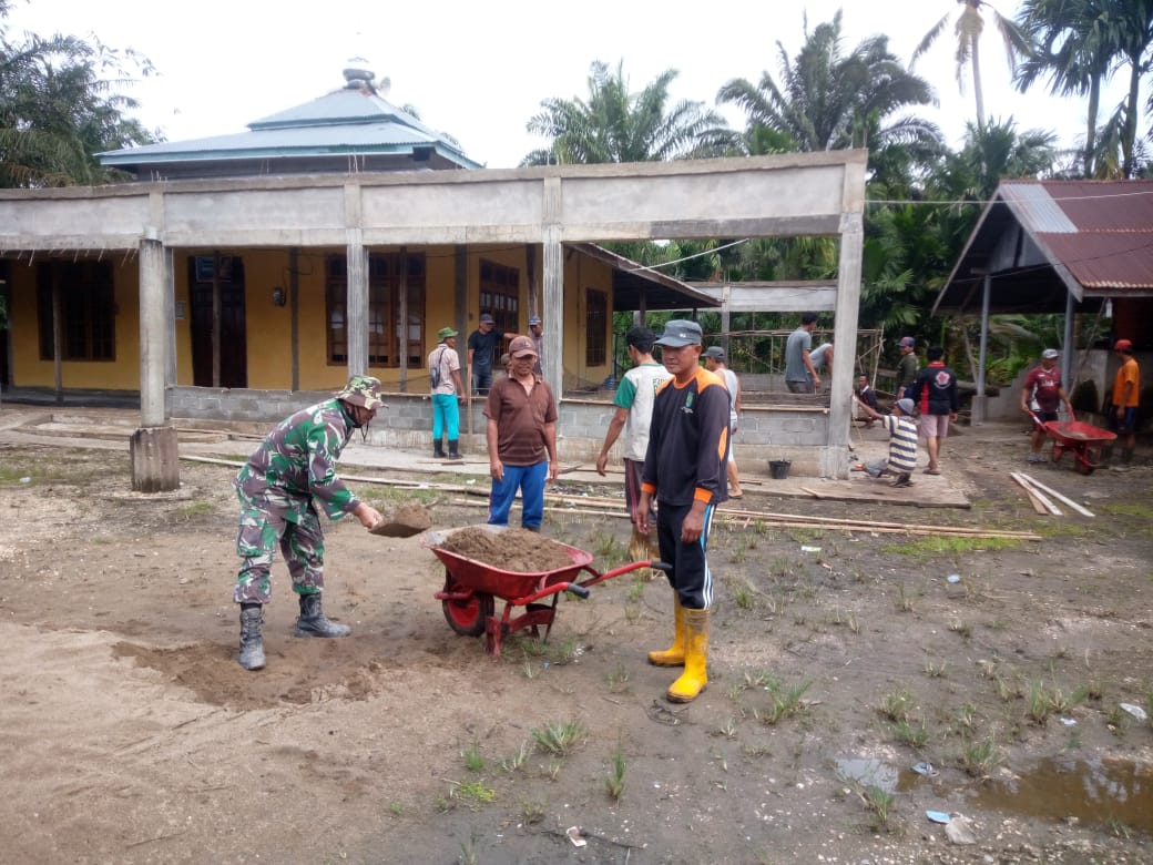 Babinsa Koramil 09/Kemuning Goro di Mushala Desa Lintas Utara