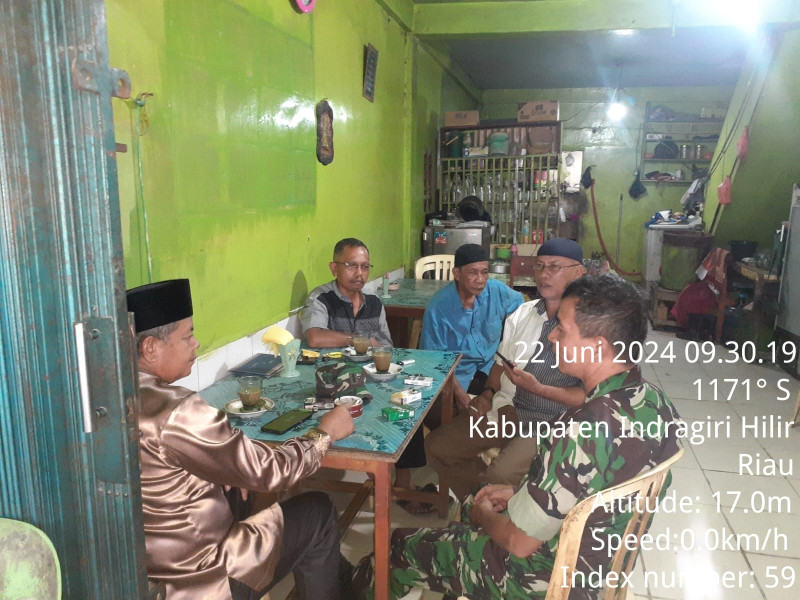 Jalin Hubungan Baik Bersama Koramil 07/Reteh Dengan Warga Melalui Komsos di Binaan