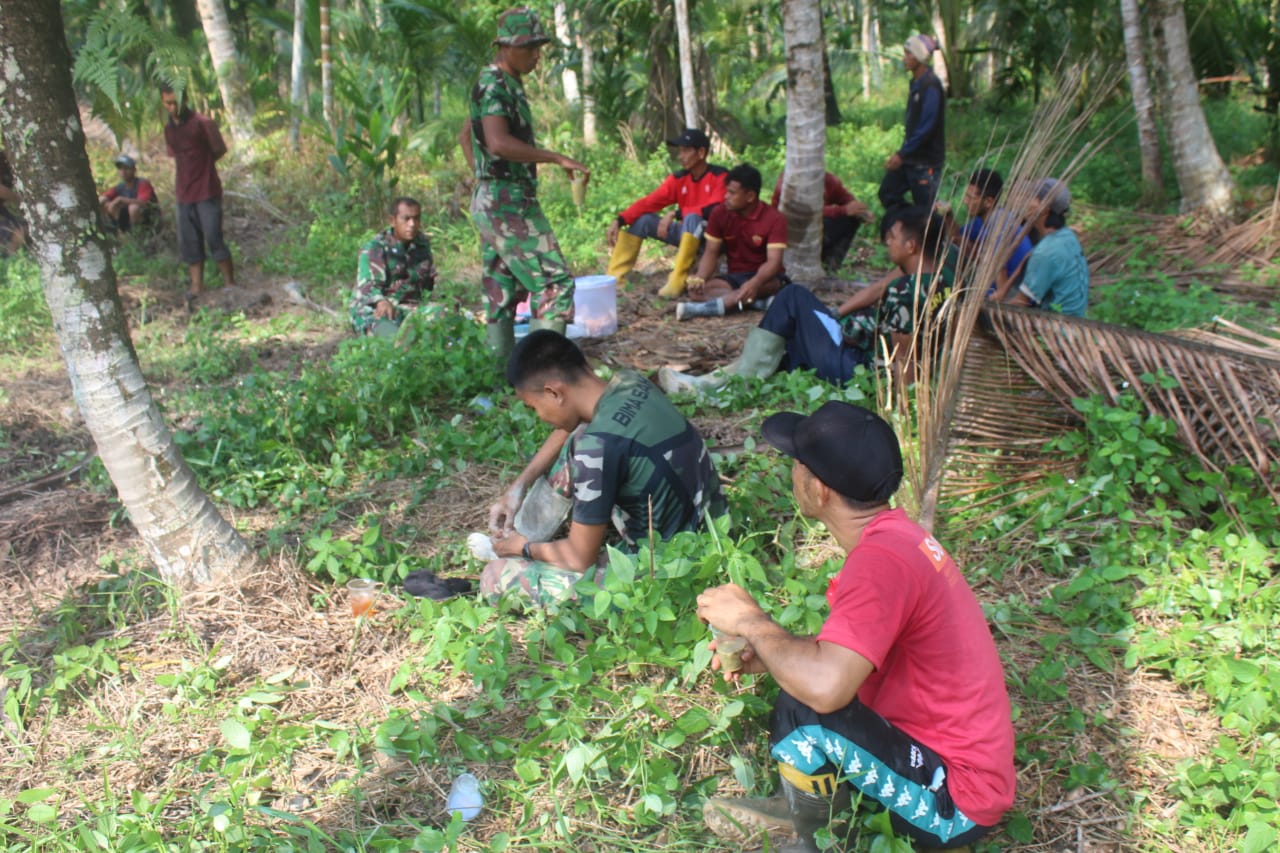 Satgas TMMD Duduk Bersama Masyarakat Teluk Bunian di Sela Istirahat