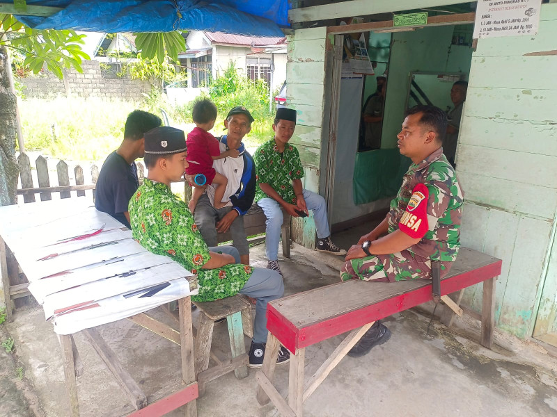 Bersama dengan Wali Murid, Babinsa Koramil 03/Tpl Lakukan Komsos di Desa Binaan