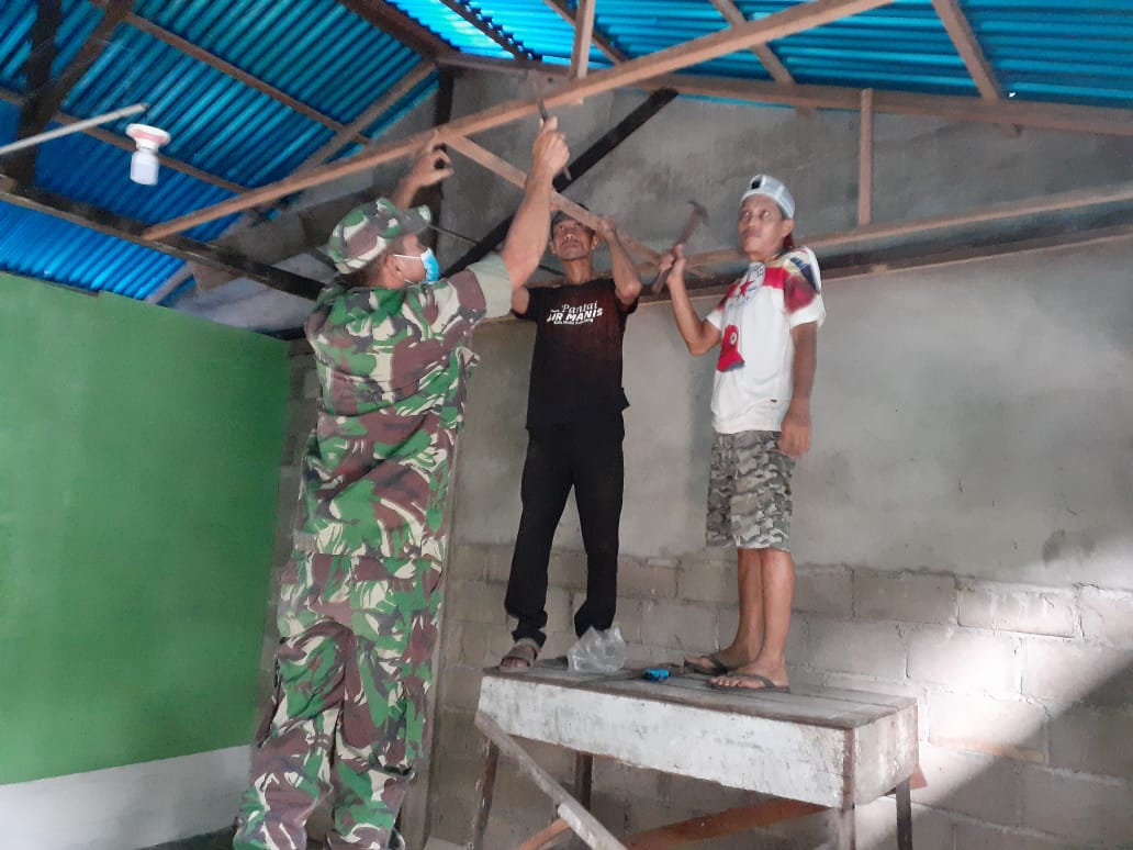 Babinsa Koramil 07/Reteh Menghimbau Warga Untuk Sama-sama Perbaiki Rumah Warga