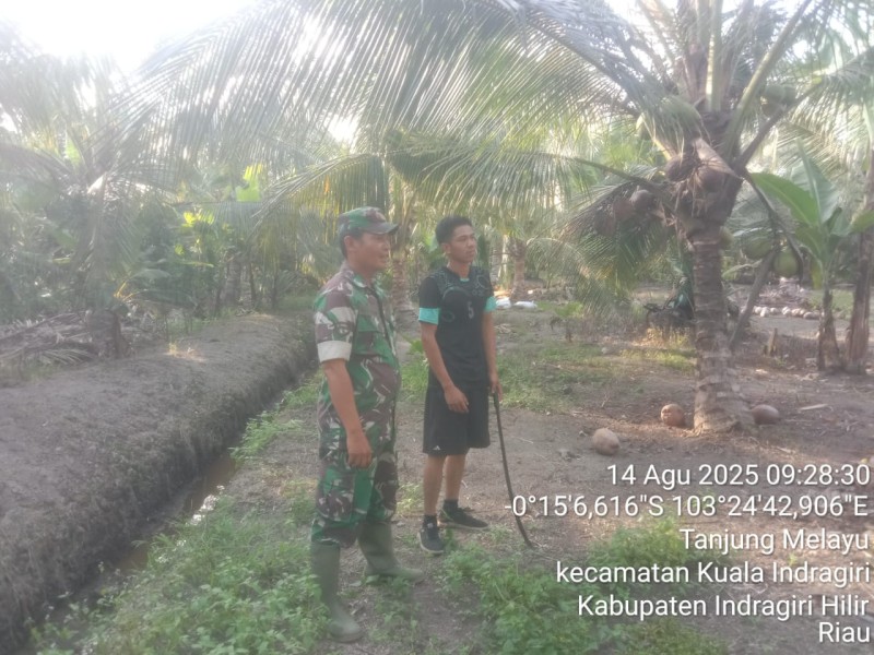 Patroli dan Sosialisasi Karhutla di Desa Tanjung Melayu: Babinsa dan Masyarakat Bersinergi