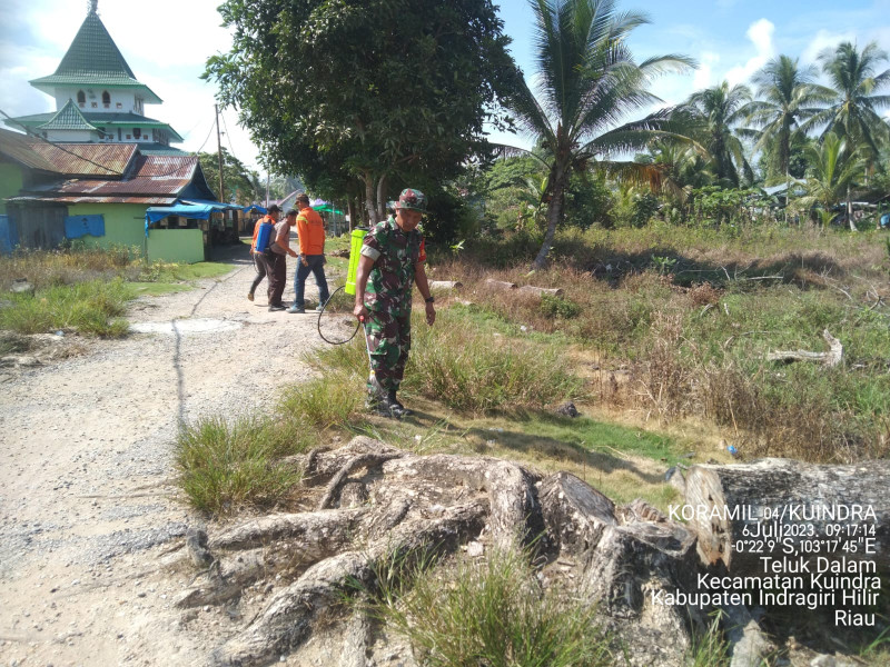 Giat Goro Babinsa Koramil 04/Kuindra Untuk Membersihkan Seputaran Jalan Yang Sudah Bersemak