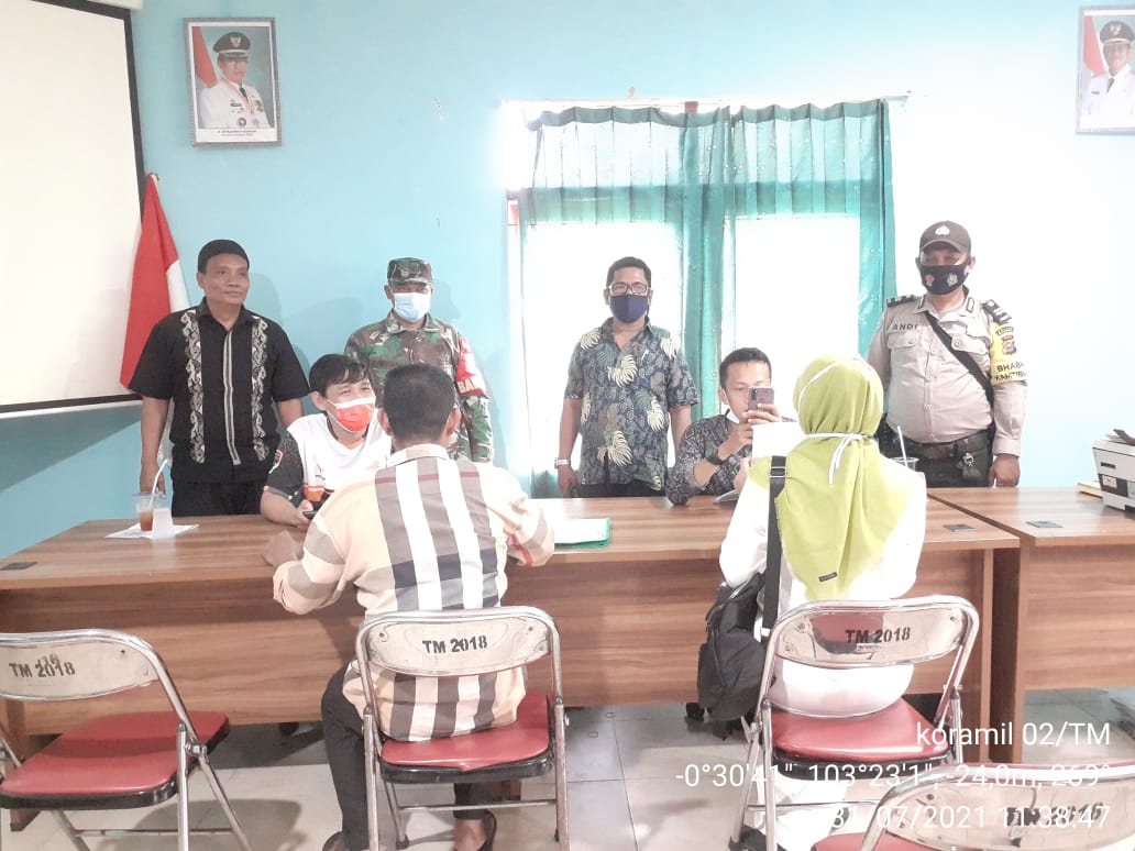 Babinsa 02/Tanah Merah Dampingi Penyaluran Bansos Tunai