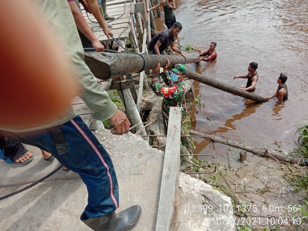 Jembatan Penghubung Desa di Batang Tuaka Rusak, Babinsa dan Warga Gelar Goro