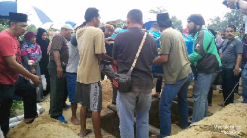2 Pelaku Masih Diburu Polisi, Jenazah Ardhie Sopir GoCar Dimakamkan di TPU Arraudah Pekanbaru