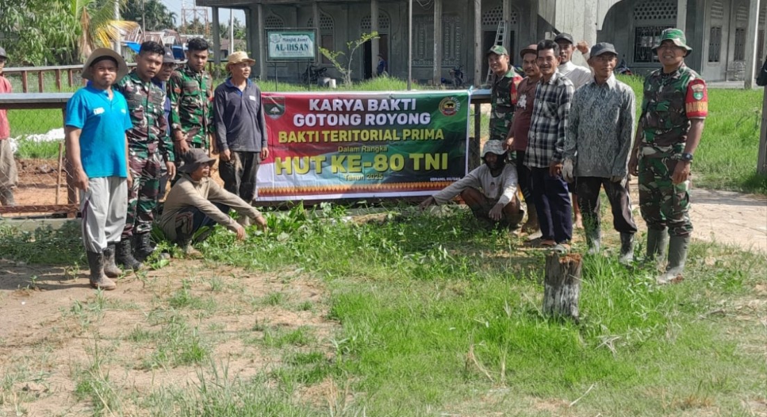 Babinsa Koramil 05/Gas Rutin Lakukan Karya Bakti Bersihkan Jalan Dan Lingkungan Bersama Warga