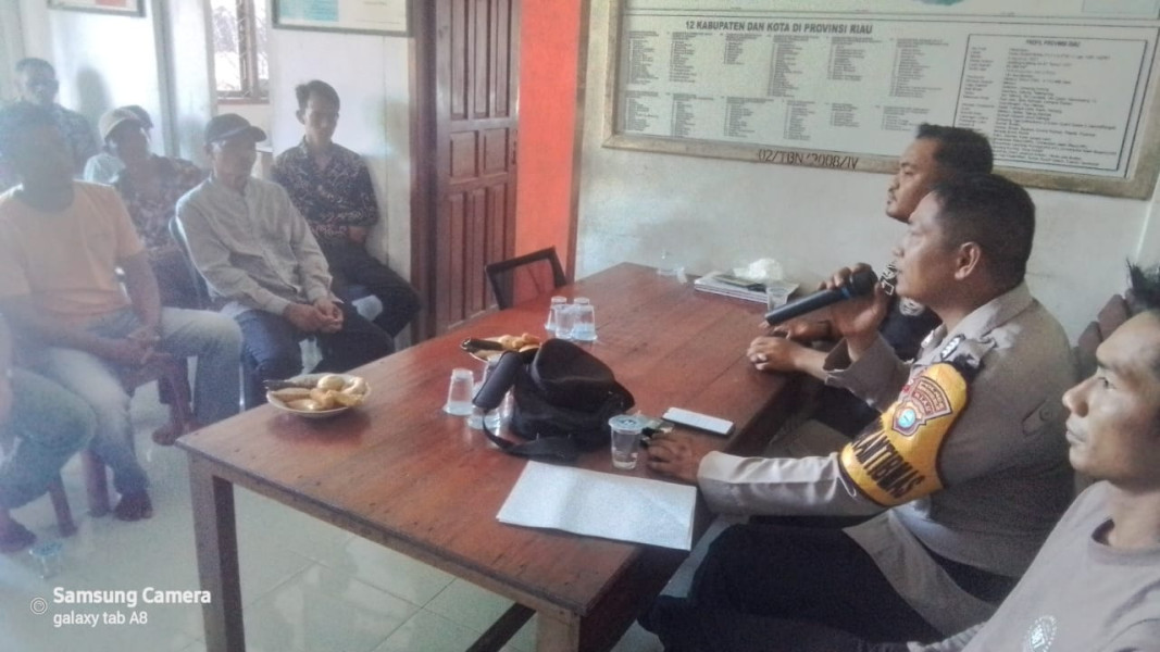 Polsek Pelangiran Berikan Sosialisasi Harkamtibmas di Desa Terusan Beringin