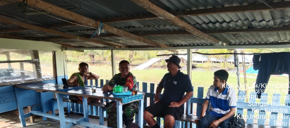 Upaya Babinsa Koramil 04/Kuindra Untuk Jalin Kedekatan Bersama Warga