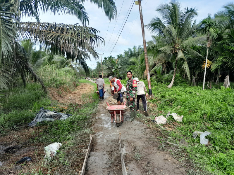 Babinsa Koramil 05/Gas Bersama Warga Goro Perbaiki Jalan Penghubung Antara Desa