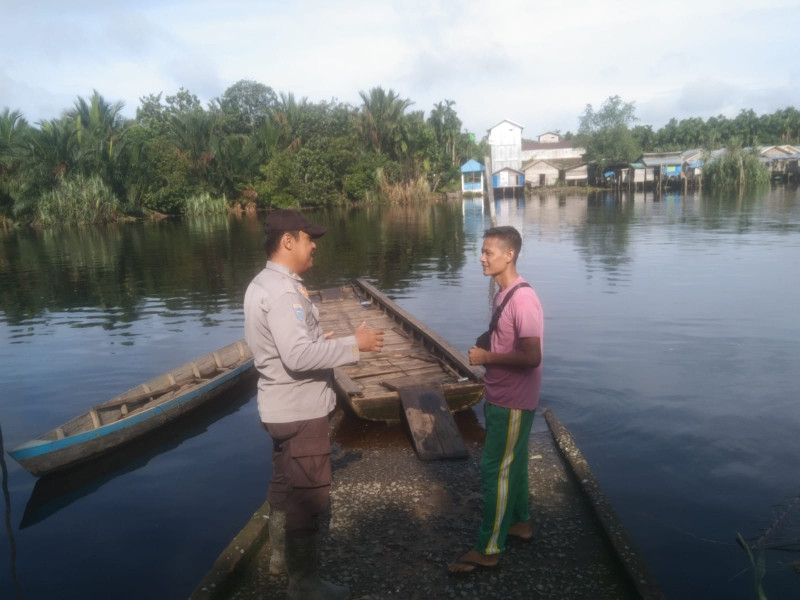 Bhabinkamtibmas Desa Simpang Gaung Aipda Safrizal Zufri Laksanakan Giat Sambang Warga Desa Binaan dan Sampaikan Himbauan Kamtibmas