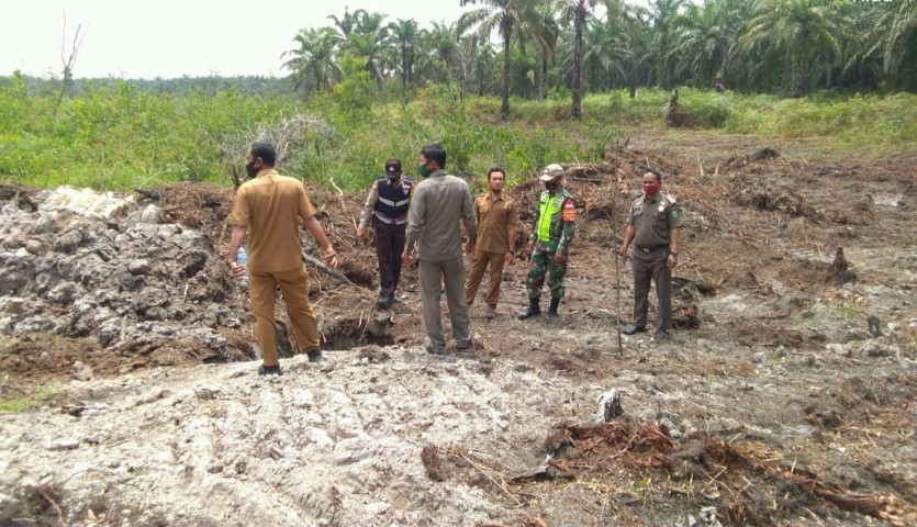 Antisipasi Kebakaran, Babinsa Bersama Bhabinkamtibmas Dan Aparat Kampung Laksanakan Patroli dan Sosi
