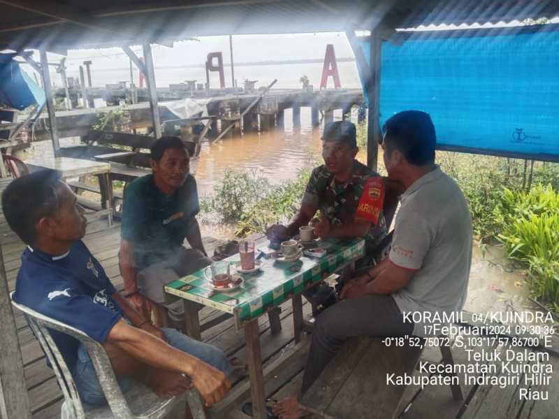 Dalam Komsos, Babinsa Koramil 04/Kuindra Jalin Kebersamaan dan Berbagi Informasi Terkait Situasi di Wilayah Binaan