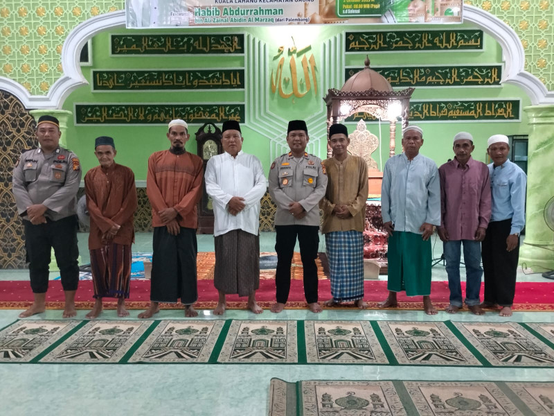 Jalin Silaturahmi, Kapolsek Gaung Iptu Andrianto, SH., MH Bersama Personil Polsek Gaung Giat Laksanakan Shalat Magrib Berjamaah