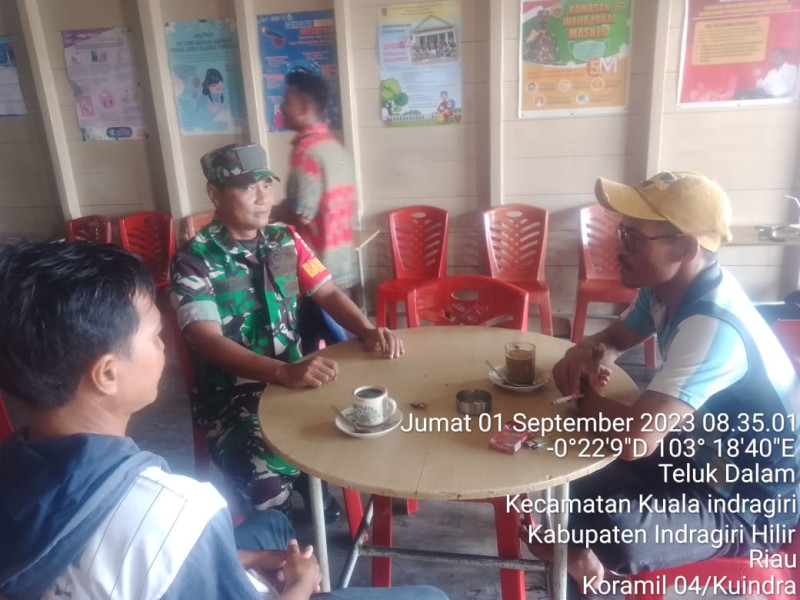 Babinsa Koramil 04/Kuindra Berikan Wawasan Sejarah Kepada Anak-Anak Masyarakat Setempat