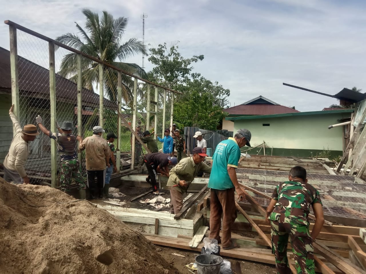 Bersama Warga, Koramil 03/Tpl Gotong Royong Perbaikan Rumah Dinas Babinsa