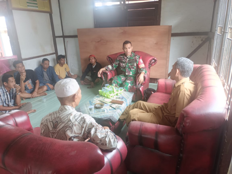 Sinergitas Dengan Pemerintah Desa, Babinsa Koramil 05/Gas Kopda Chandra Manto Sambang Bersama Perangkat Desa