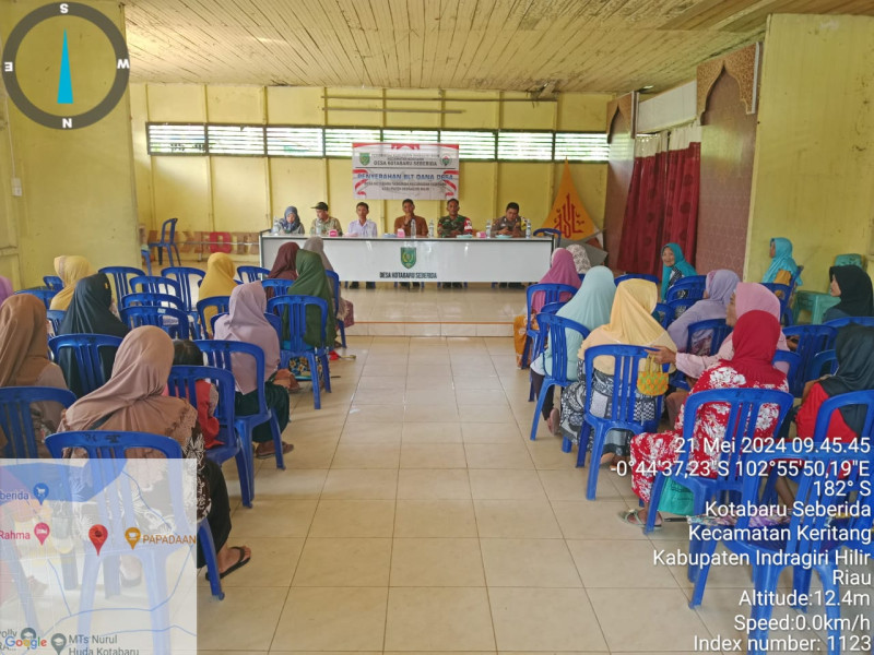 Babinsa Koramil 09/Kemuning Kawal dan Bantu Penyaluran BLT di Desa Kotabaru