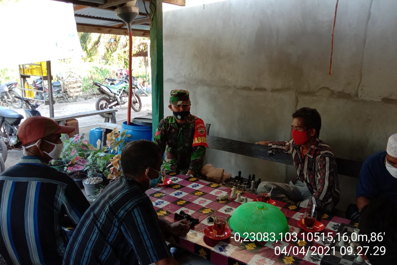 Terus Tegakkan Protokol Kesehatan, Babinsa Sungai Rawa Sampaikan Hal Ini