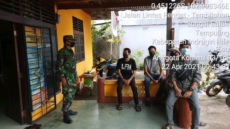 Komsos Babinsa 03/Tempuling Sertu Maihasan dengan Para Pemuda Desa Ciptakan Situasi Aman