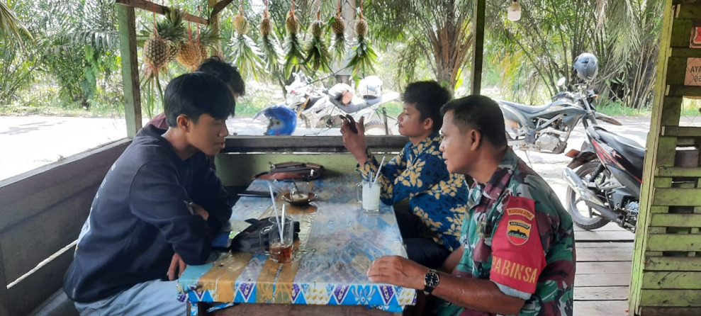 Babinsa 03/Tpl Melaksanakan Komsos Rutin Di Wilayah Binaan