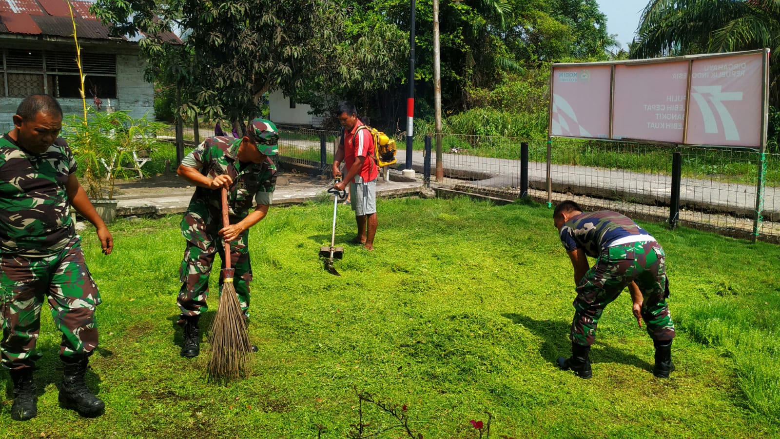 Pembersihan Perkarangan Kantor dan Asrama, Babinsa Koramil 07/Reteh Lakukan Goro Bersama Warga