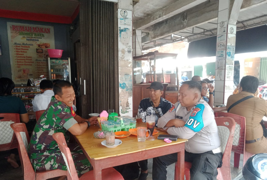 Babinsa Serda Johansah Jalin Kedekatan dan Kebersamaan Dengan Warga