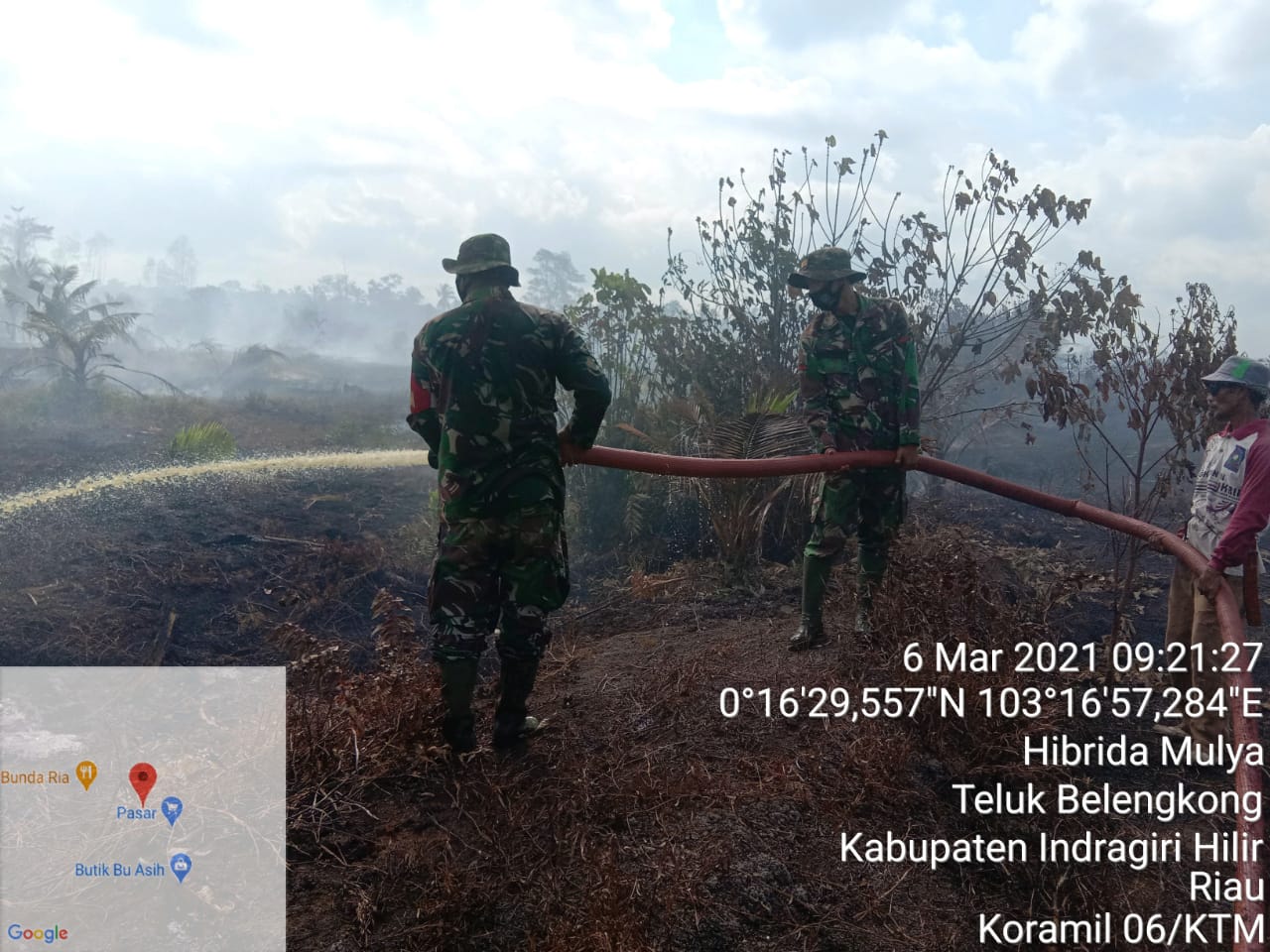 Personil Koramil 06/Kateman Berjibaku Lakukan Pendinginan Karlahut di Teluk Belengkong