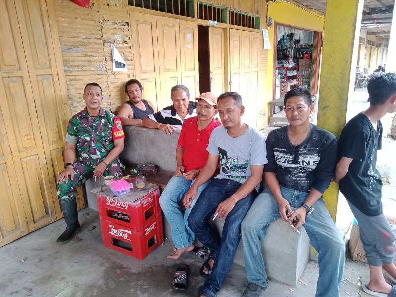 Babinsa Serda Johansah Jaga Hubungan Baik Bersama Masyarakat Setempat