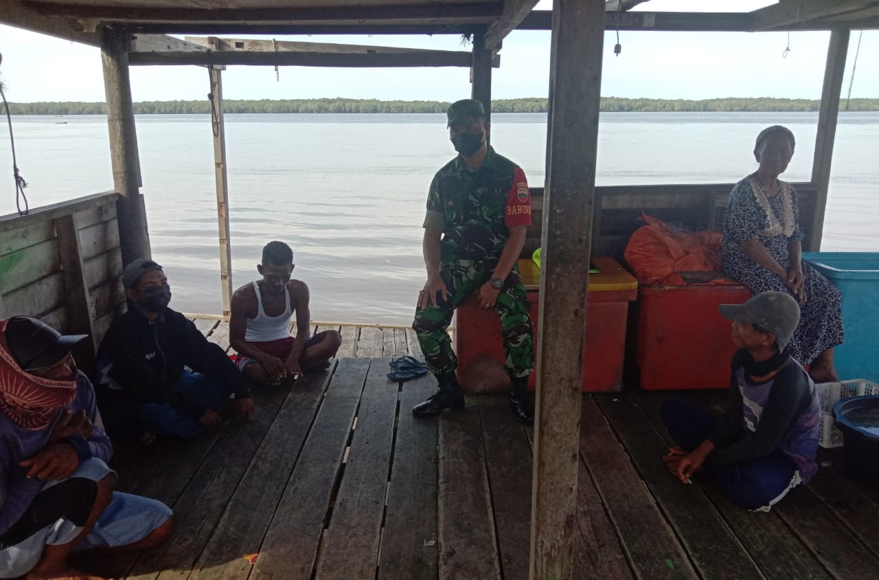 Babinsa Serda Ronal Manalu Komsos Bersama Masyarakat Nelayan di Wilayah Binaan