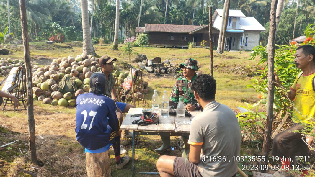 Babinsa Koramil 10/Pelangiran Sampaikan Kepada Pemuda Jangan Mudah Terpengaruh Terhadap Lingkungan