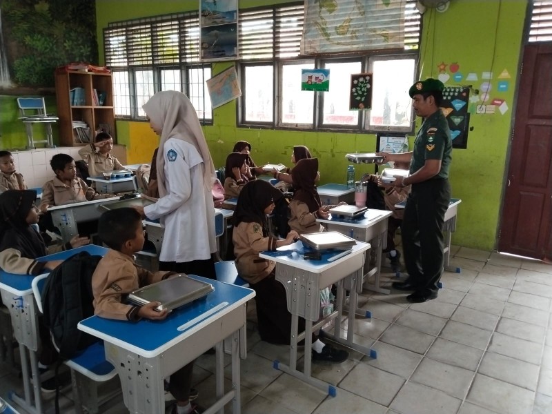 Babinsa Koramil 09/Kemuning; Makan Bergizi Gratis untuk Meningkatkan Kualitas Gizi Anak Sekolah
