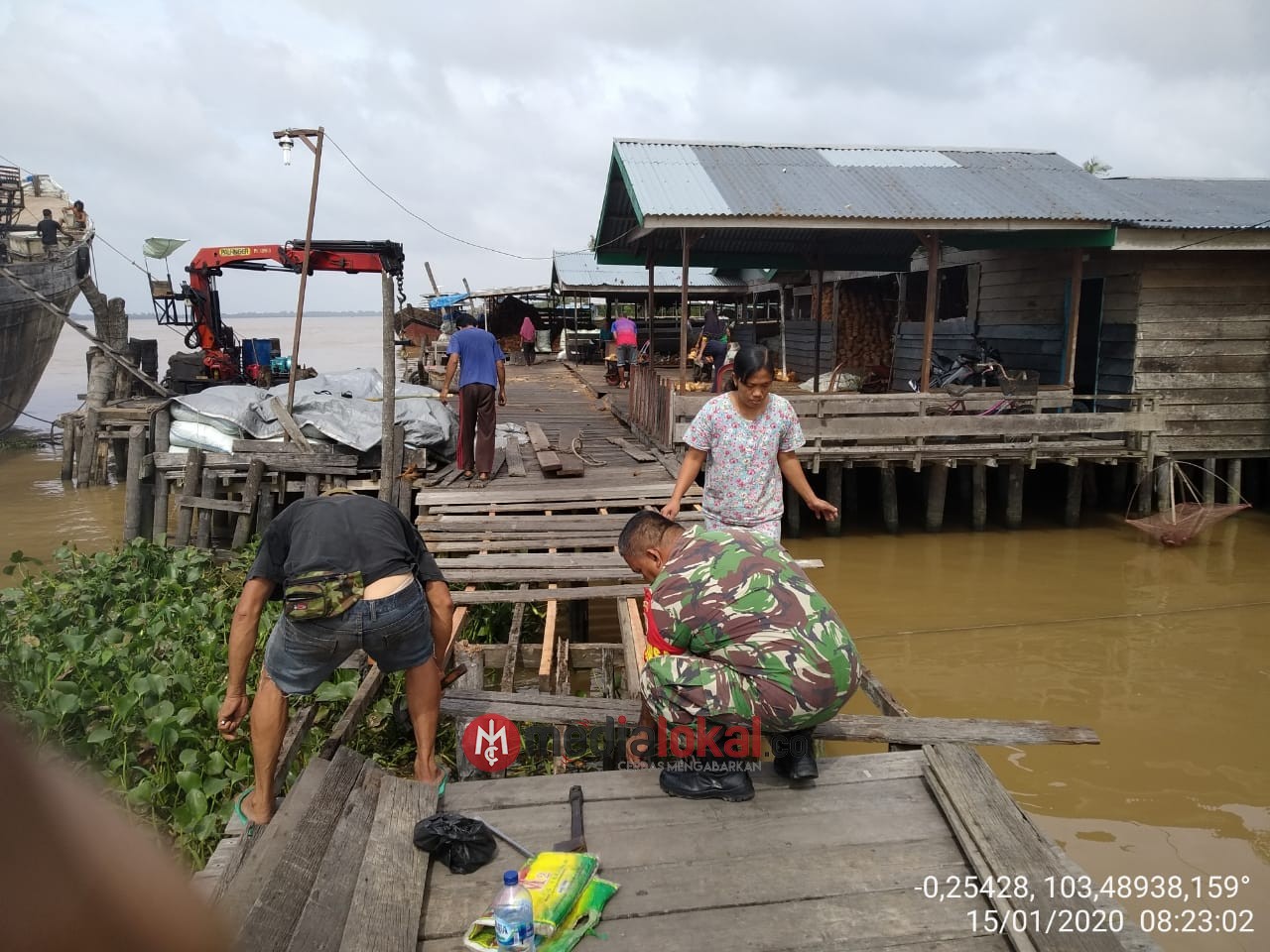 Babinsa Perigi Raja Laksanakan Perbaikan Jerambah Jalan Tepi Laut di Kecamatan Kuindra