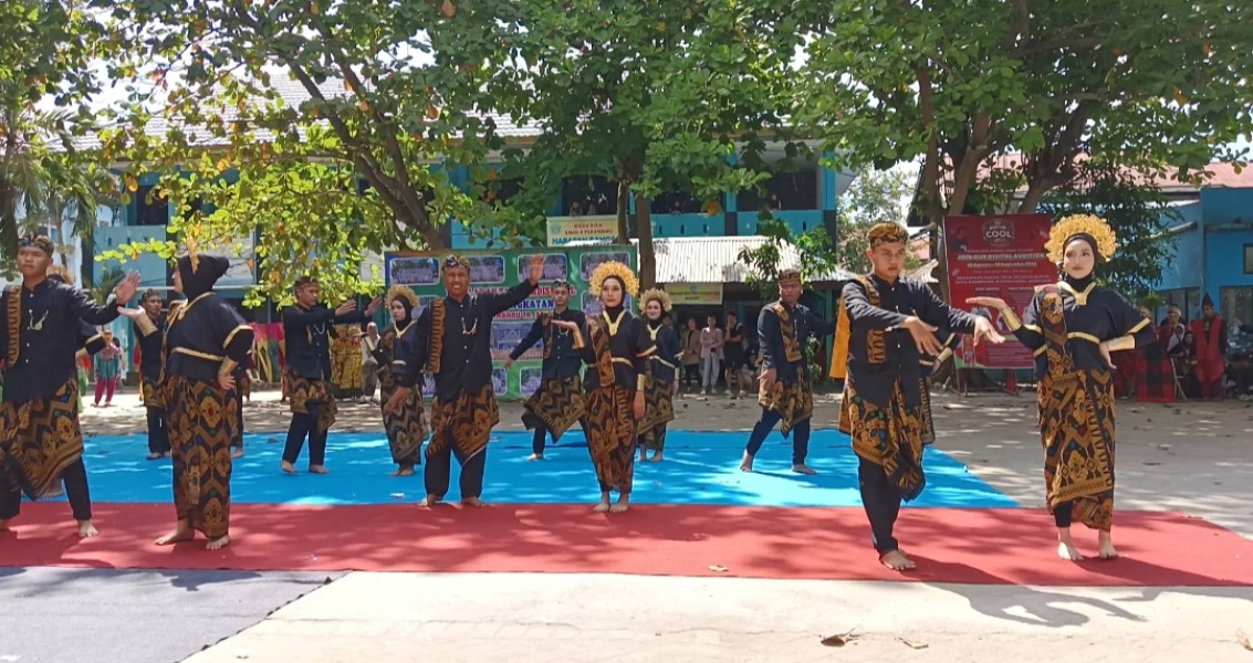 SMA 8 Pekanbaru Taja Pagelaran Seni dan Panen Karya 2024