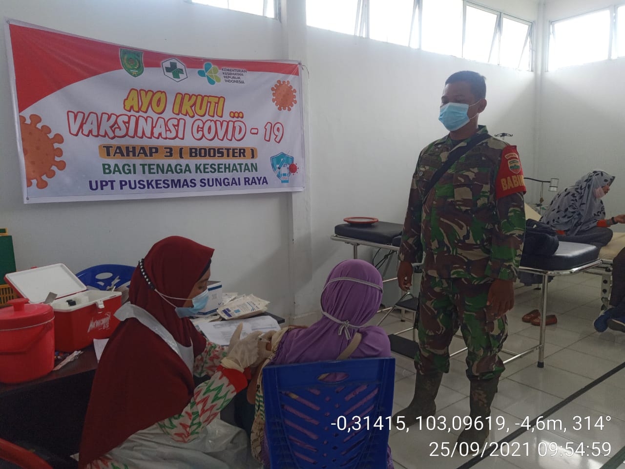 Babinsa Serda Ahmad Sidik Dampingi Vaksinasi Covid-19 di Desa Pasir Emas