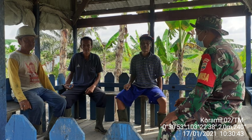 Komsos, Babinsa Koramil 02/Tanah Merah Himbau Jangan Buka Lahan dengan Cara Membakar