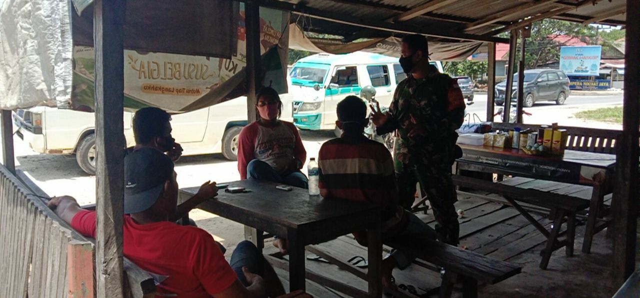 Sukseskan TMMD, Babinsa Koramil 09/Langgam Komsos Penegakan Disiplin Prokes