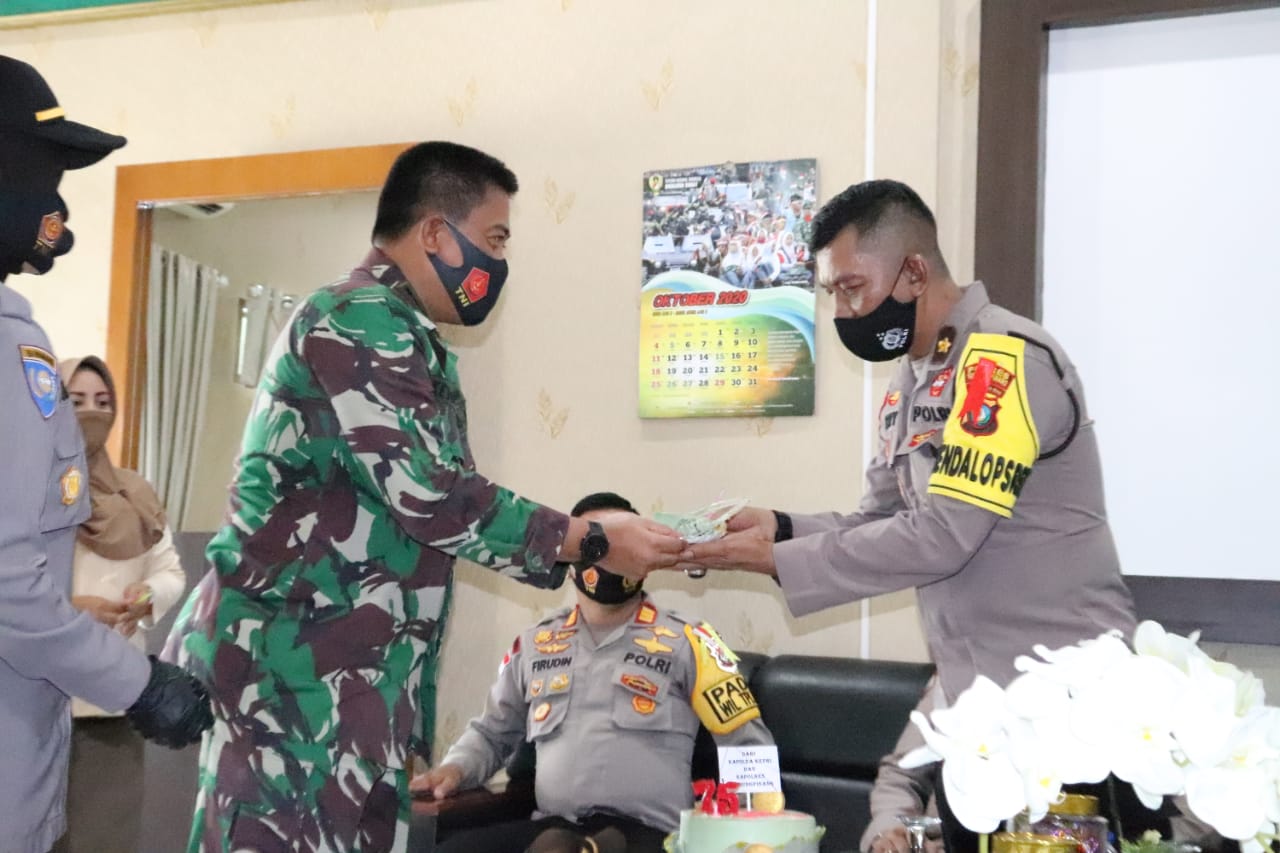 Sinergi Untuk Negeri, Dandim 0315/Bintan dapat Kejutan dari Polres Tanjungpinang Sinergi Untuk Negeri, Dandim 0315/Bintan dapat Kejutan dari Polres Tanjungpinang