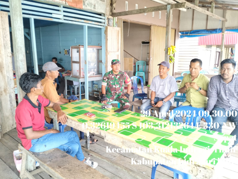 Babinsa Koramil 04/Kuindra Ajak Masyarakat Untuk Jaga Keamanan dan Ketertiban di Lingkungan Setempat