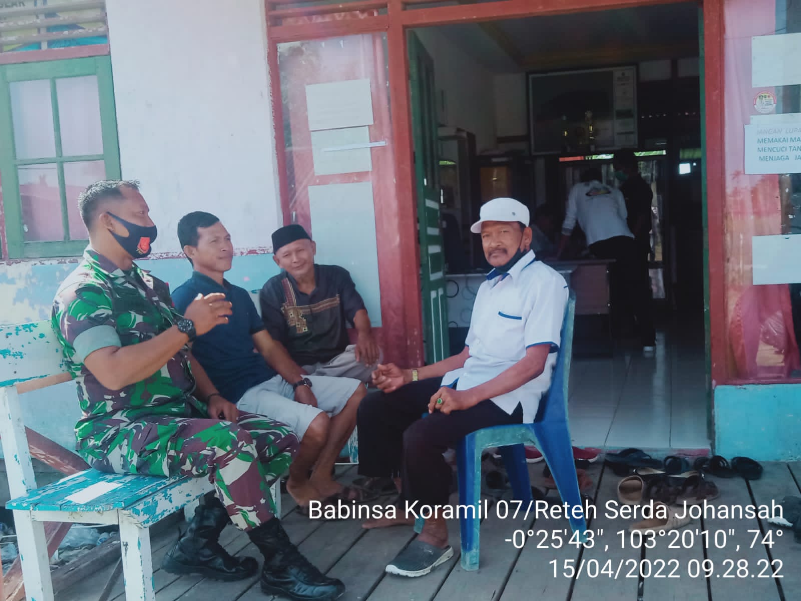 Mengajak Masyarakat Sadar Lingkungan Oleh Babinsa Koramil 07/Reteh Serda Johansah