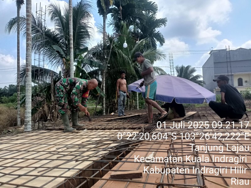 Babinsa Koramil 04/Kuindra Berpartisipasi dalam Gotong Royong untuk Memajukan Desa Tanjung Lajau