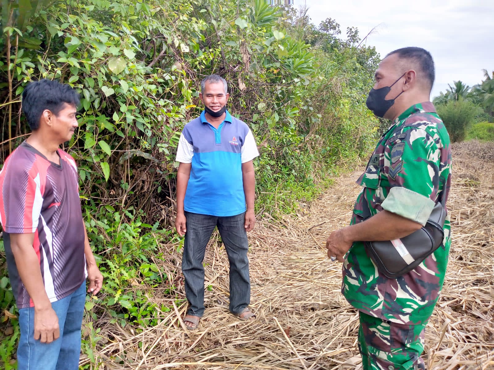 Babinsa Koramil 04/Kuindra Aktif Lakukan Patroli Cegah Karhutla Bersama Warga Binaan