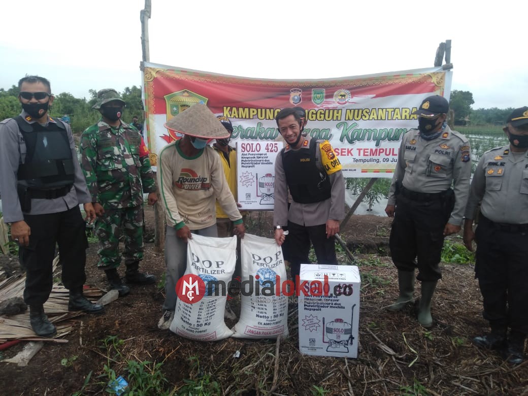 Kapolres Inhil Kunjungi 2 Lokasi Kampung Tangguh dan Berikan Bantuan Alat Pertanian
