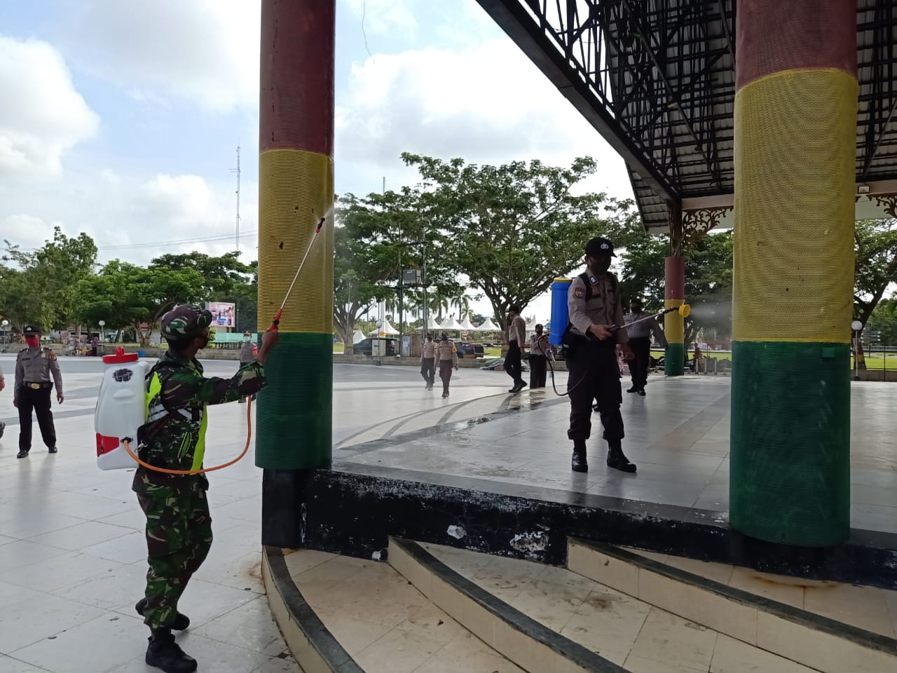 TNI/Polri, Satpol PP, Damkar dan Diskes Lakukan Penyemprotan Disinfektan di Taman T. Mahratu Siak TNI/Polri, Satpol PP, Damkar dan Diskes Lakukan Penyemprotan Disinfektan di Taman T. Mahratu Siak